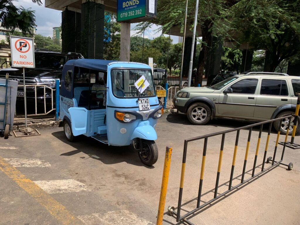 Elektro-Tuk-Tuk der Firma Chaji Services – einziger Hersteller von Ladestationen in Afrika